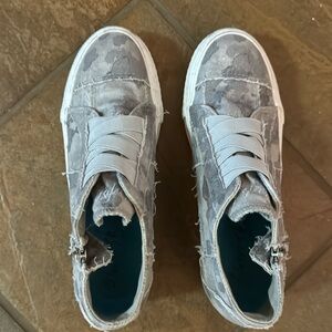 Blowfish neutral camo sneaker size 8 women’s